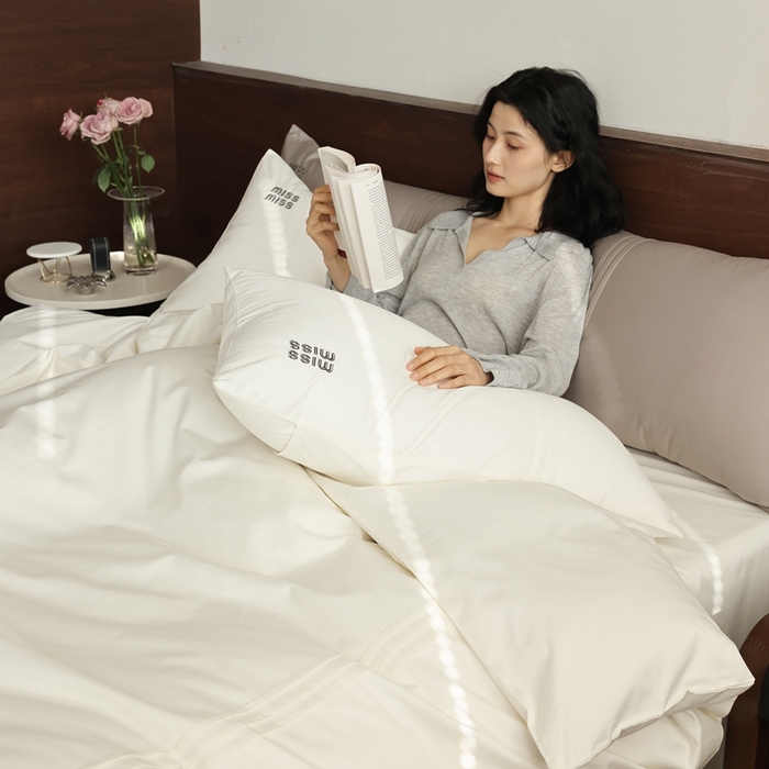 91家纺网 家纺一手货源 找家纺 （总）初拾 2026新款贡缎全棉打褶“miu感”绣花四件套-欢乐颂（会员减20，控价 日常券后不低于368元）