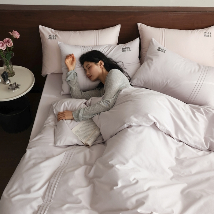 91家纺网 家纺一手货源 找家纺 初拾 2026新款贡缎全棉打褶“miu感”绣花四件套-欢乐颂（会员减20，控价 日常券后不低于368元） 欢乐颂-浅樱紫