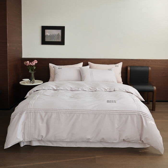 初拾 2026新款贡缎全棉打褶“miu感”绣花四件套-欢乐颂（会员减20，控价 日常券后不低于368元） 欢乐颂-浅樱紫