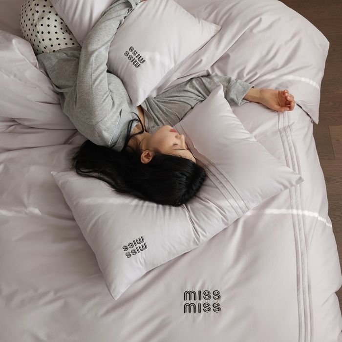 91家纺网 家纺一手货源 找家纺 初拾 2026新款贡缎全棉打褶“miu感”绣花四件套-欢乐颂（会员减20，控价 日常券后不低于368元） 欢乐颂-浅樱紫