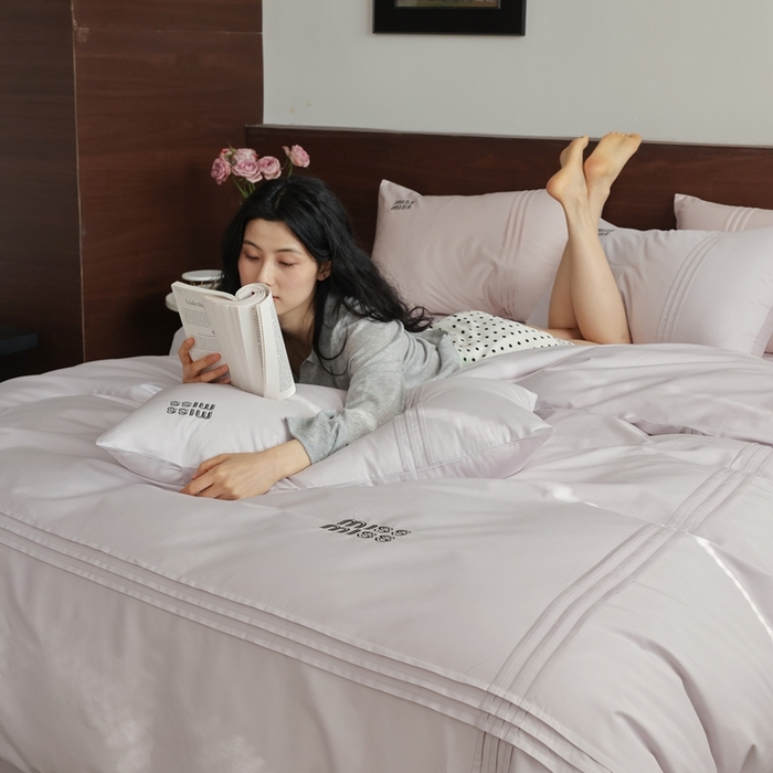 91家纺网 家纺一手货源 找家纺 初拾 2026新款贡缎全棉打褶“miu感”绣花四件套-欢乐颂（会员减20，控价 日常券后不低于368元） 欢乐颂-浅樱紫