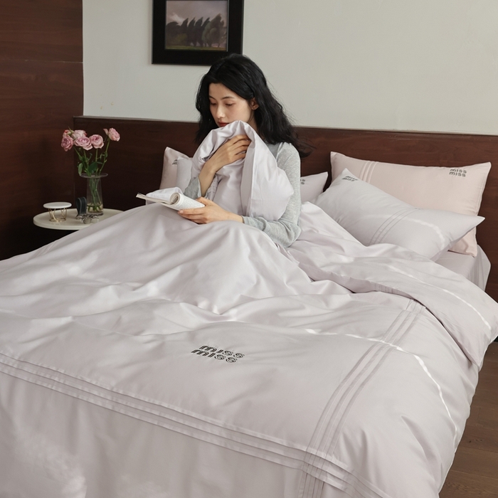 91家纺网 家纺一手货源 找家纺 初拾 2026新款贡缎全棉打褶“miu感”绣花四件套-欢乐颂（会员减20，控价 日常券后不低于368元） 欢乐颂-浅樱紫