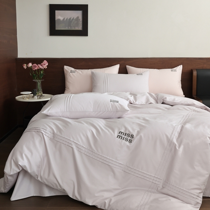 91家纺网 家纺一手货源 找家纺 初拾 2026新款贡缎全棉打褶“miu感”绣花四件套-欢乐颂（会员减20，控价 日常券后不低于368元） 欢乐颂-浅樱紫