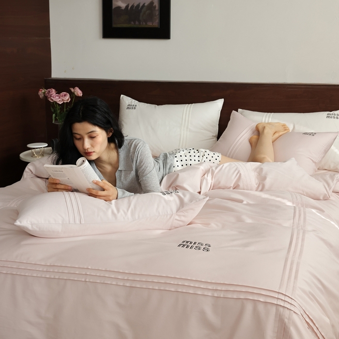 91家纺网 家纺一手货源 找家纺 初拾 2026新款贡缎全棉打褶“miu感”绣花四件套-欢乐颂（会员减20，控价 日常券后不低于368元） 欢乐颂-山茶粉