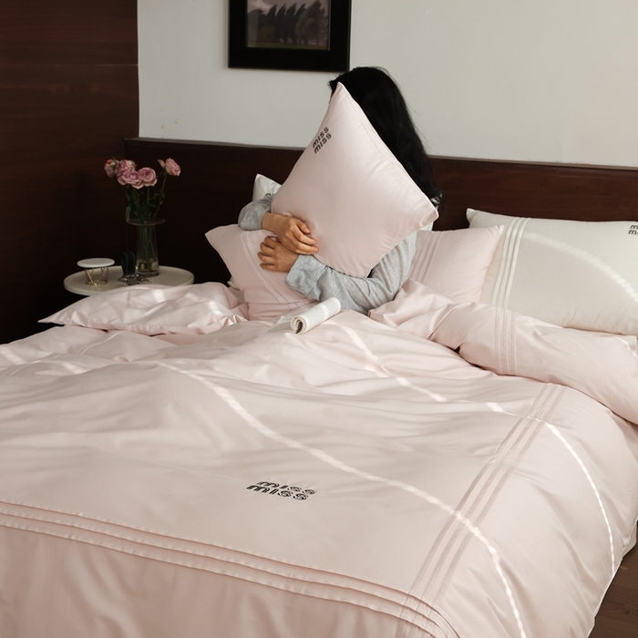 91家纺网 家纺一手货源 找家纺 初拾 2026新款贡缎全棉打褶“miu感”绣花四件套-欢乐颂（会员减20，控价 日常券后不低于368元） 欢乐颂-山茶粉