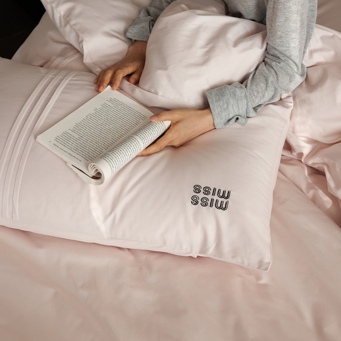 91家纺网 家纺一手货源 找家纺 初拾 2026新款贡缎全棉打褶“miu感”绣花四件套-欢乐颂（会员减20，控价 日常券后不低于368元） 欢乐颂-山茶粉