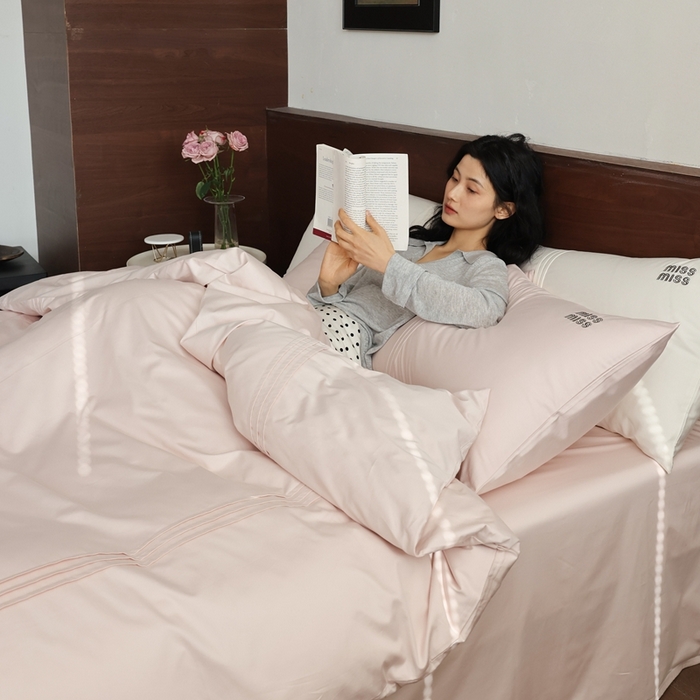 91家纺网 家纺一手货源 找家纺 初拾 2026新款贡缎全棉打褶“miu感”绣花四件套-欢乐颂（会员减20，控价 日常券后不低于368元） 欢乐颂-山茶粉