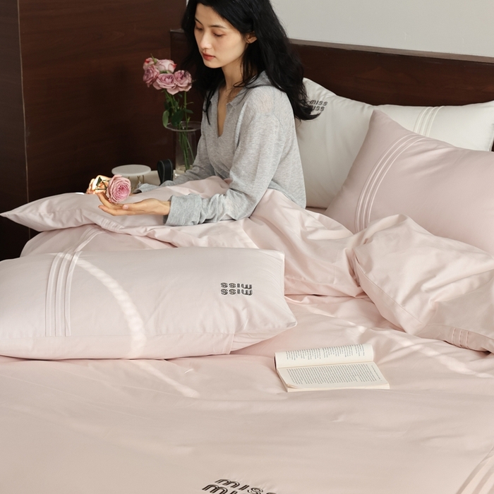 91家纺网 家纺一手货源 找家纺 初拾 2026新款贡缎全棉打褶“miu感”绣花四件套-欢乐颂（会员减20，控价 日常券后不低于368元） 欢乐颂-山茶粉