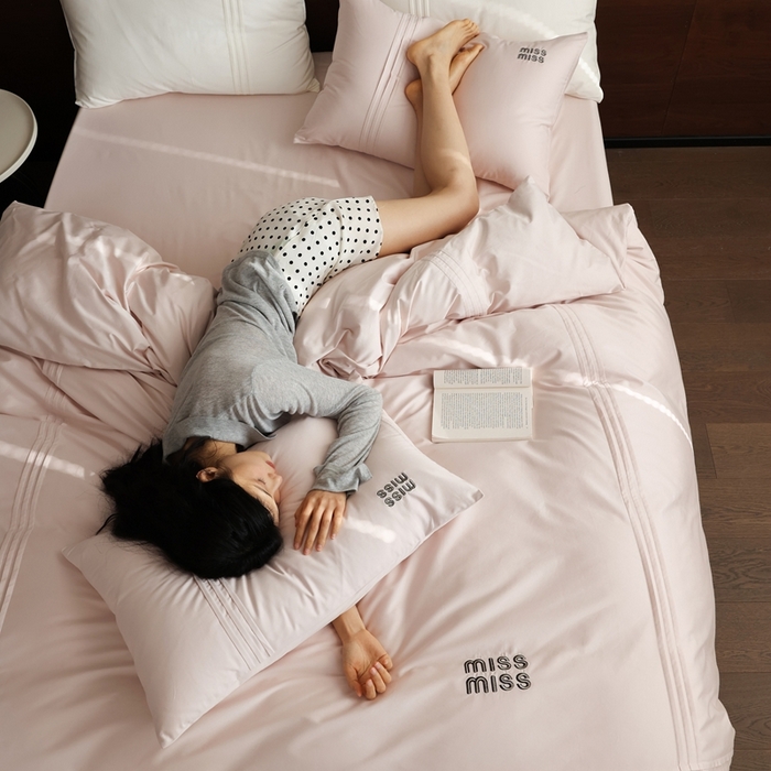 91家纺网 家纺一手货源 找家纺 初拾 2026新款贡缎全棉打褶“miu感”绣花四件套-欢乐颂（会员减20，控价 日常券后不低于368元） 欢乐颂-山茶粉