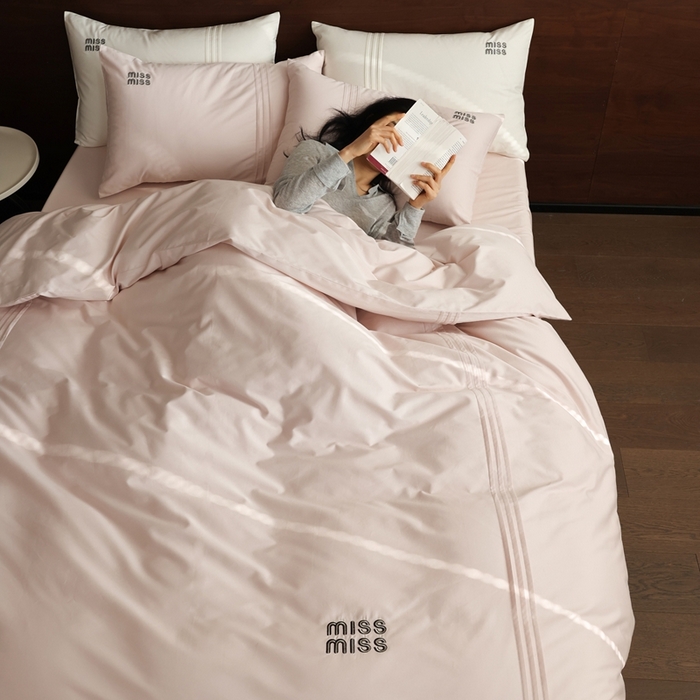 91家纺网 家纺一手货源 找家纺 初拾 2026新款贡缎全棉打褶“miu感”绣花四件套-欢乐颂（会员减20，控价 日常券后不低于368元） 欢乐颂-山茶粉