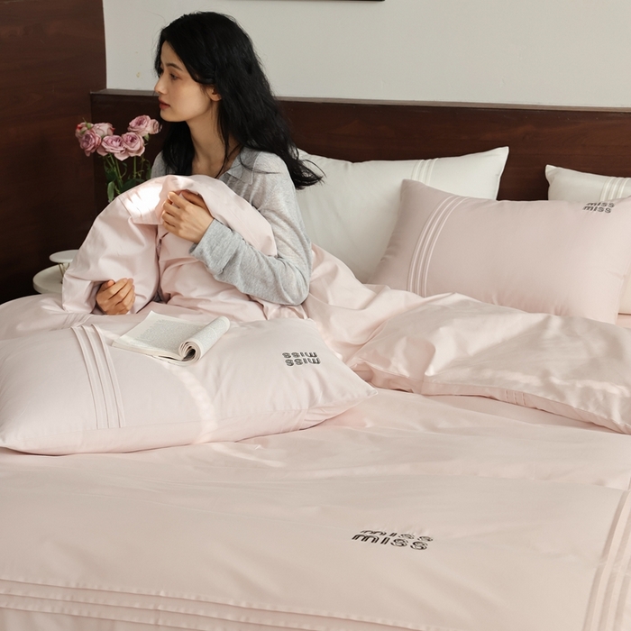 91家纺网 家纺一手货源 找家纺 初拾 2026新款贡缎全棉打褶“miu感”绣花四件套-欢乐颂（会员减20，控价 日常券后不低于368元） 欢乐颂-山茶粉