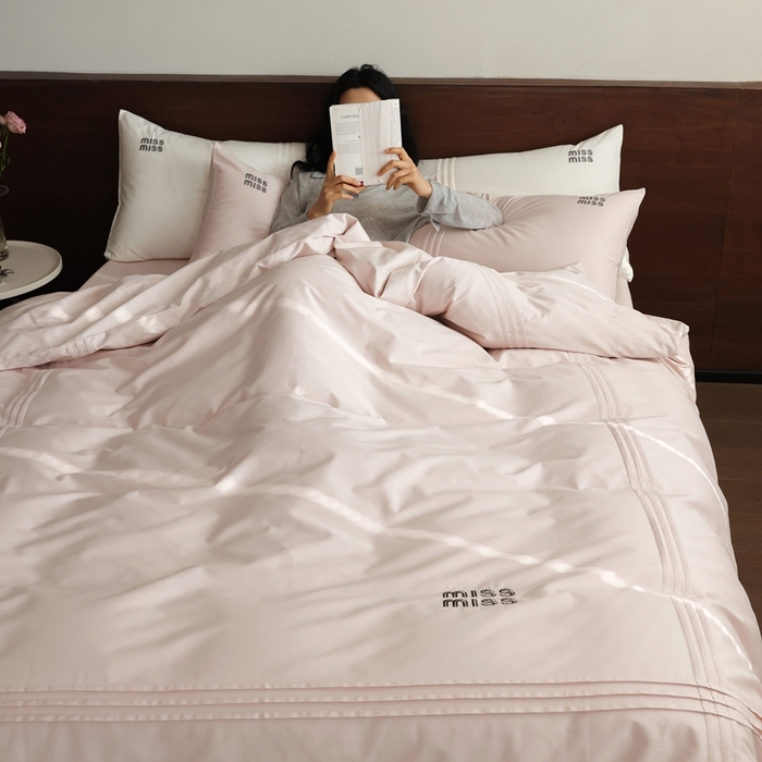 91家纺网 家纺一手货源 找家纺 初拾 2026新款贡缎全棉打褶“miu感”绣花四件套-欢乐颂（会员减20，控价 日常券后不低于368元） 欢乐颂-山茶粉