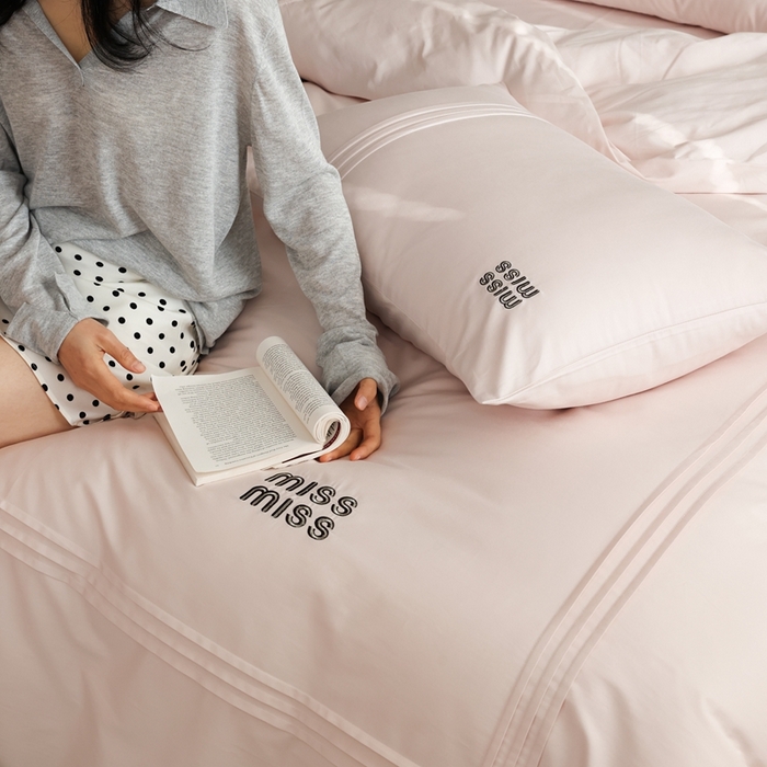 91家纺网 家纺一手货源 找家纺 初拾 2026新款贡缎全棉打褶“miu感”绣花四件套-欢乐颂（会员减20，控价 日常券后不低于368元） 欢乐颂-山茶粉