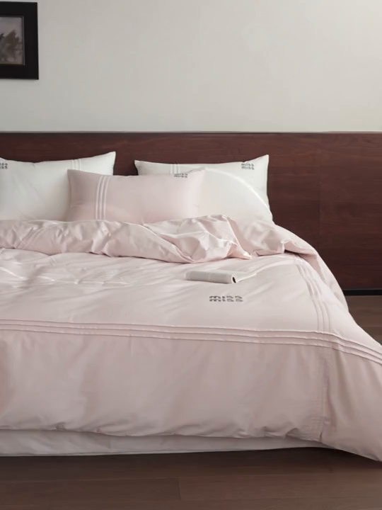 91家纺网 家纺一手货源 找家纺 初拾 2026新款贡缎全棉打褶“miu感”绣花四件套-欢乐颂（会员减20，控价 日常券后不低于368元） 欢乐颂-山茶粉