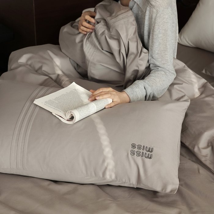 91家纺网 家纺一手货源 找家纺 初拾 2026新款贡缎全棉打褶“miu感”绣花四件套-欢乐颂（会员减20，控价 日常券后不低于368元） 欢乐颂-星夜灰