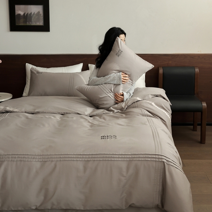 91家纺网 家纺一手货源 找家纺 初拾 2026新款贡缎全棉打褶“miu感”绣花四件套-欢乐颂（会员减20，控价 日常券后不低于368元） 欢乐颂-星夜灰