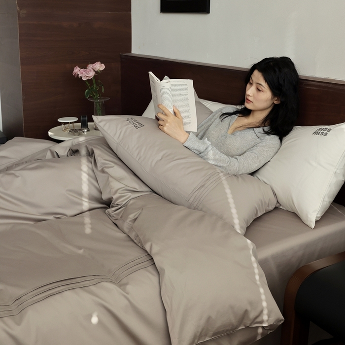 91家纺网 家纺一手货源 找家纺 初拾 2026新款贡缎全棉打褶“miu感”绣花四件套-欢乐颂（会员减20，控价 日常券后不低于368元） 欢乐颂-星夜灰