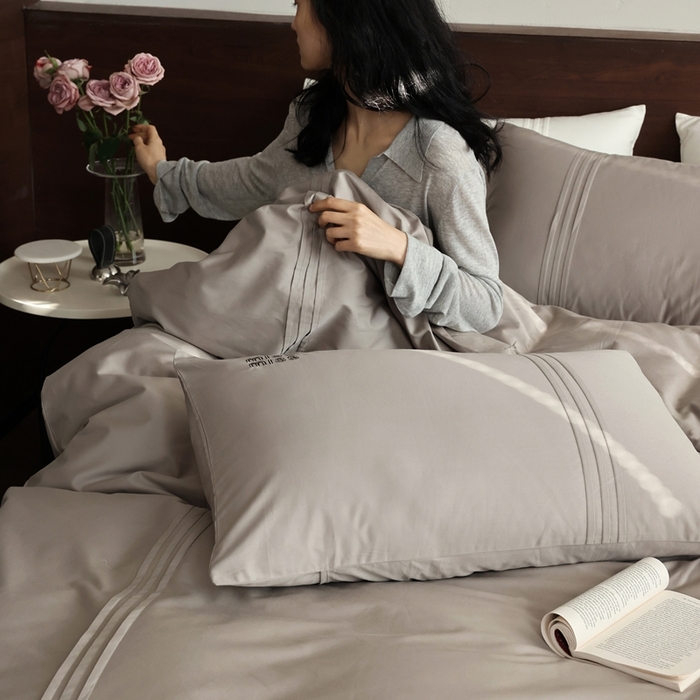 91家纺网 家纺一手货源 找家纺 初拾 2026新款贡缎全棉打褶“miu感”绣花四件套-欢乐颂（会员减20，控价 日常券后不低于368元） 欢乐颂-星夜灰