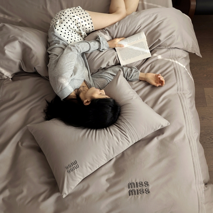 91家纺网 家纺一手货源 找家纺 初拾 2026新款贡缎全棉打褶“miu感”绣花四件套-欢乐颂（会员减20，控价 日常券后不低于368元） 欢乐颂-星夜灰