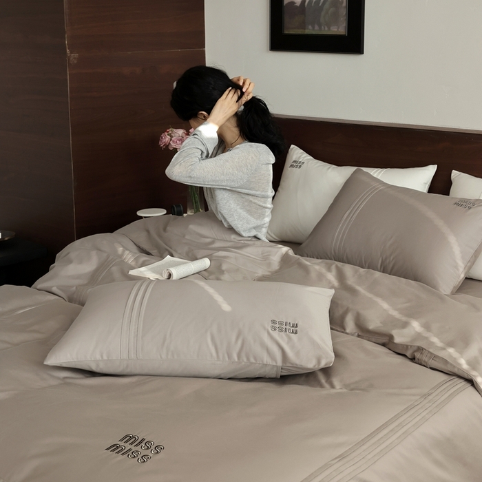 91家纺网 家纺一手货源 找家纺 初拾 2026新款贡缎全棉打褶“miu感”绣花四件套-欢乐颂（会员减20，控价 日常券后不低于368元） 欢乐颂-星夜灰