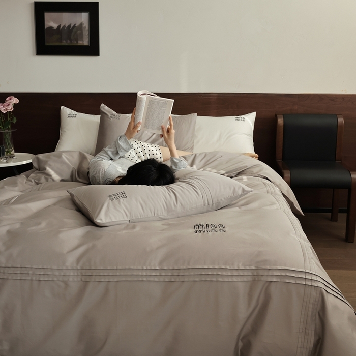 91家纺网 家纺一手货源 找家纺 初拾 2026新款贡缎全棉打褶“miu感”绣花四件套-欢乐颂（会员减20，控价 日常券后不低于368元） 欢乐颂-星夜灰