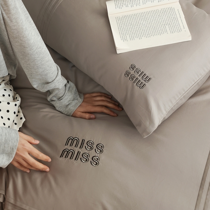 91家纺网 家纺一手货源 找家纺 初拾 2026新款贡缎全棉打褶“miu感”绣花四件套-欢乐颂（会员减20，控价 日常券后不低于368元） 欢乐颂-星夜灰