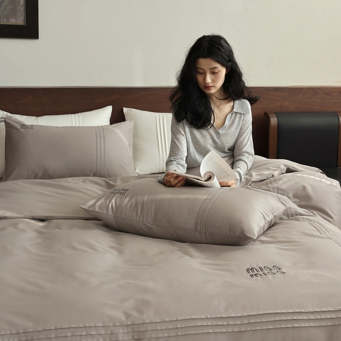 91家纺网 家纺一手货源 找家纺 初拾 2026新款贡缎全棉打褶“miu感”绣花四件套-欢乐颂（会员减20，控价 日常券后不低于368元） 欢乐颂-星夜灰