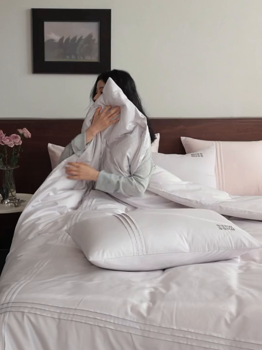 91家纺网 家纺一手货源 找家纺 初拾 2026新款贡缎全棉打褶“miu感”绣花四件套-欢乐颂（会员减20，控价 日常券后不低于368元） 欢乐颂-浅樱紫