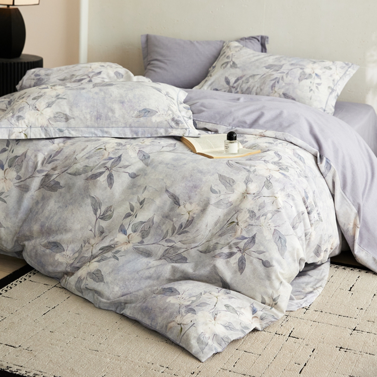 91家纺网 家纺一手货源 找家纺 朵希曼 2026新款全棉生态磨毛数码印花系列四件套 琼枝灰