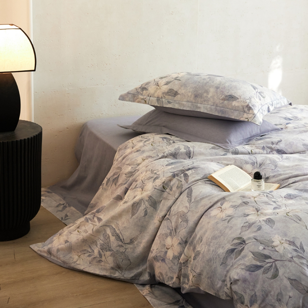 91家纺网 家纺一手货源 找家纺 朵希曼 2026新款全棉生态磨毛数码印花系列四件套 琼枝灰