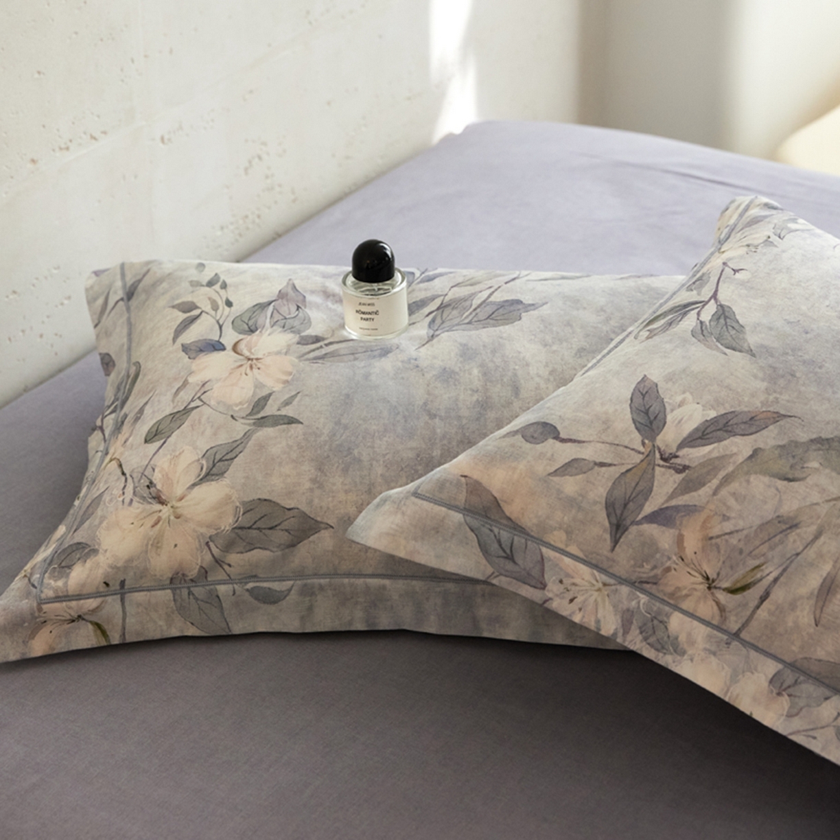 91家纺网 家纺一手货源 找家纺 朵希曼 2026新款全棉生态磨毛数码印花系列四件套 琼枝灰