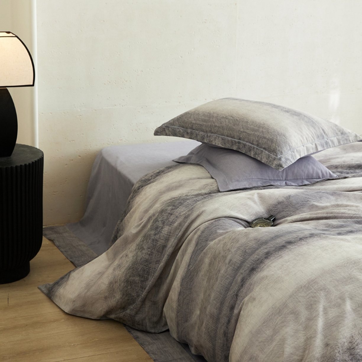 91家纺网 家纺一手货源 找家纺 朵希曼 2026新款全棉生态磨毛数码印花系列四件套 苏菲庄园灰