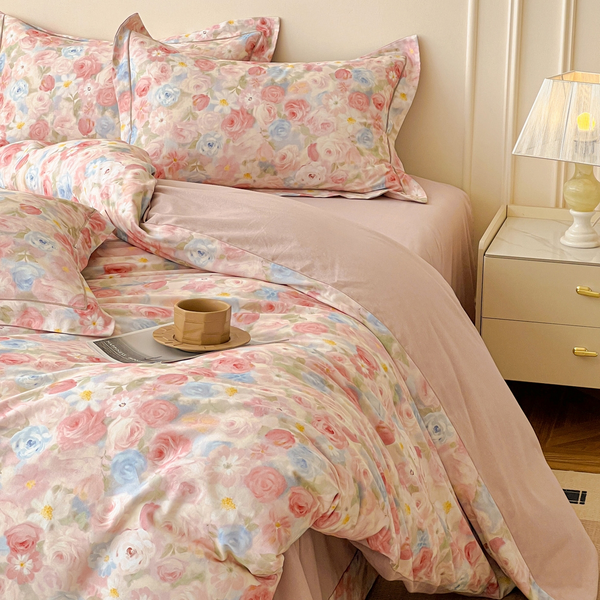 91家纺网 家纺一手货源 找家纺 朵希曼 2026新款全棉生态磨毛数码印花系列四件套 甜梦茶语-粉