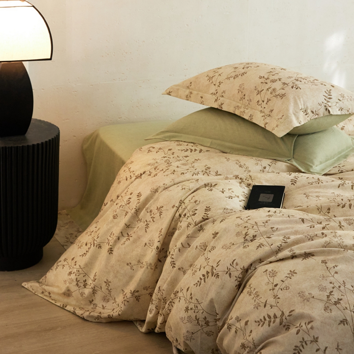 91家纺网 家纺一手货源 找家纺 朵希曼 2026新款全棉生态磨毛数码印花系列四件套 织梦黄绿