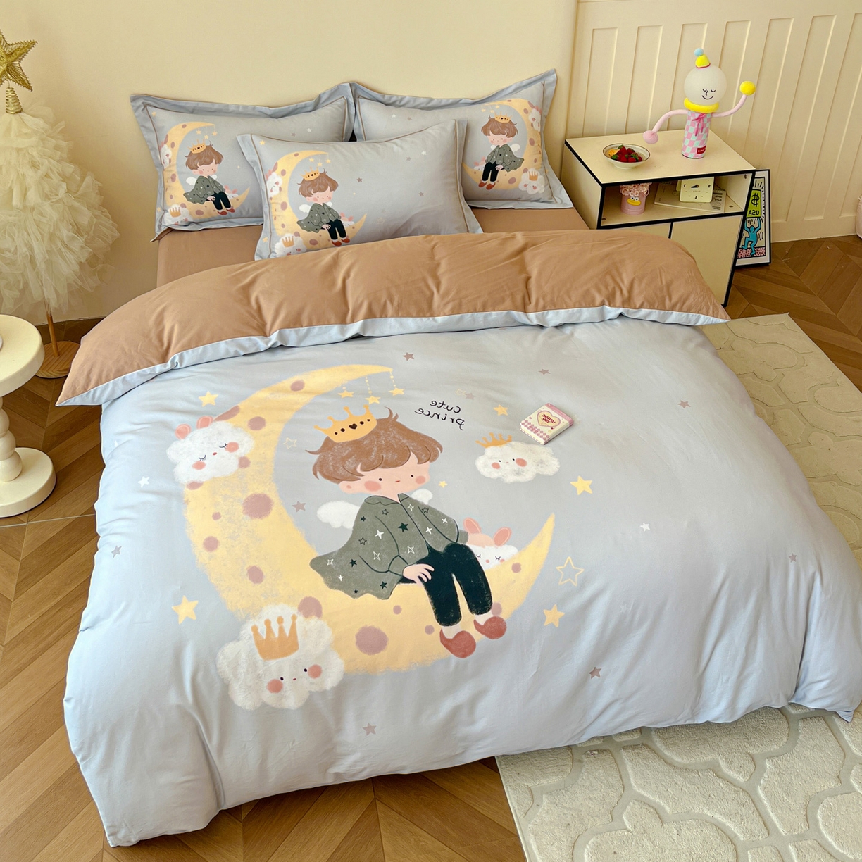 91家纺网 家纺一手货源 找家纺 朵希曼 2026新款全棉生态磨毛数码印花系列四件套 小王子-灰