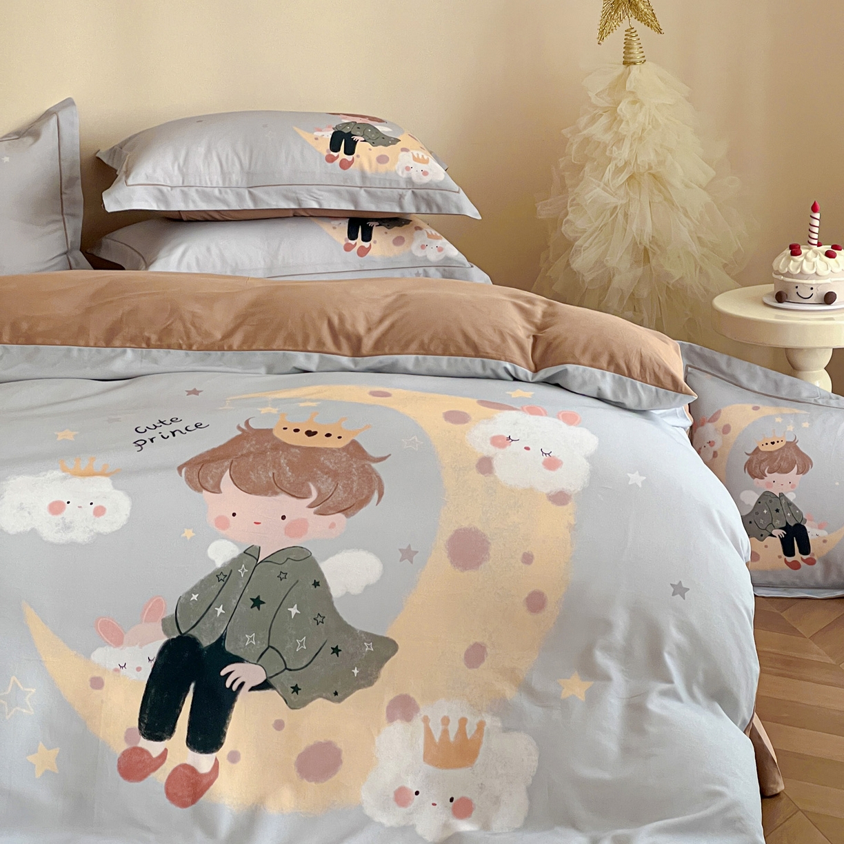 91家纺网 家纺一手货源 找家纺 朵希曼 2026新款全棉生态磨毛数码印花系列四件套 小王子-灰