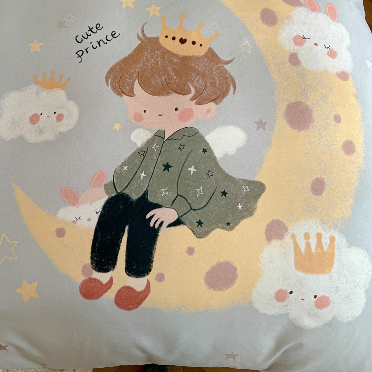 91家纺网 家纺一手货源 找家纺 朵希曼 2026新款全棉生态磨毛数码印花系列四件套 小王子-灰