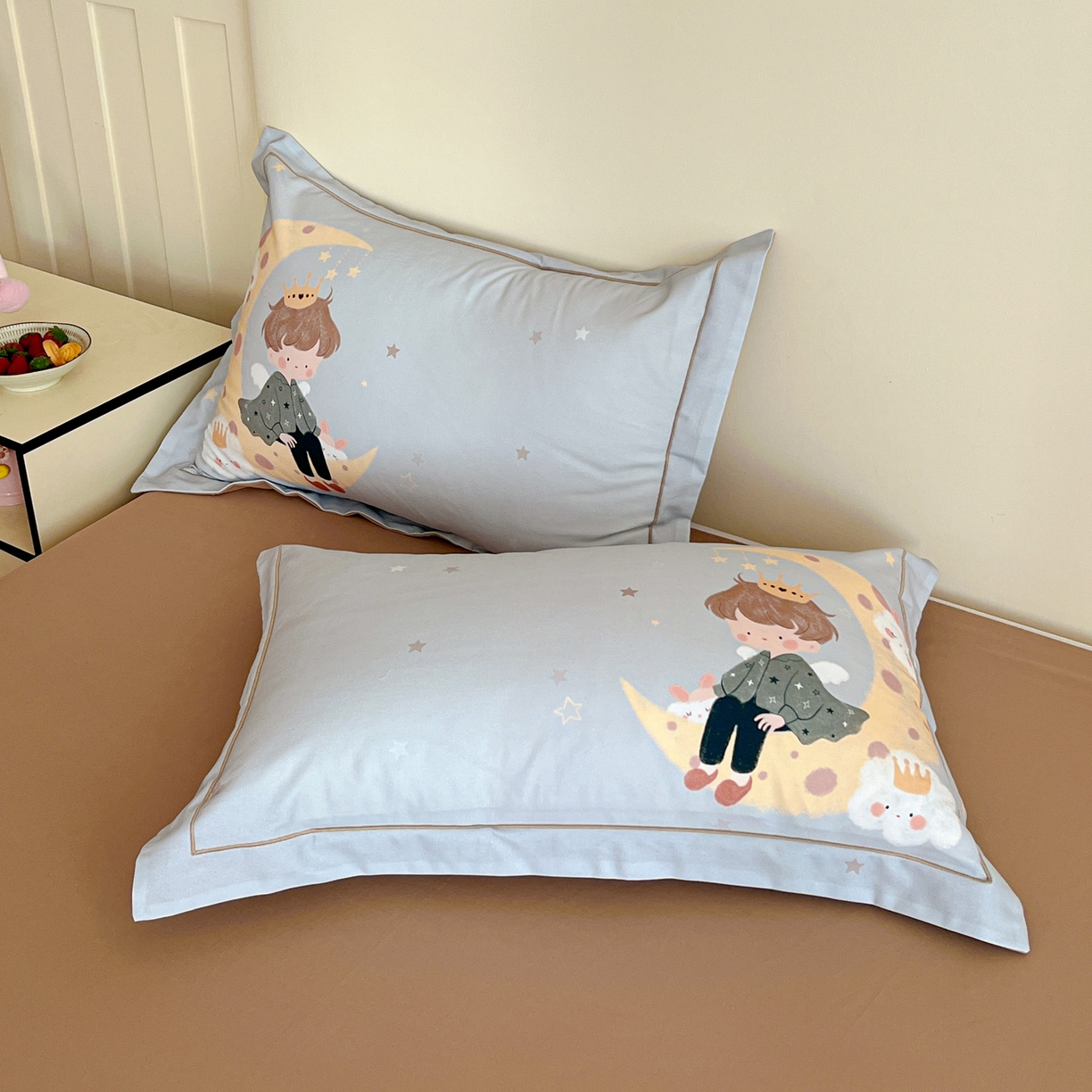 91家纺网 家纺一手货源 找家纺 朵希曼 2026新款全棉生态磨毛数码印花系列四件套 小王子-灰