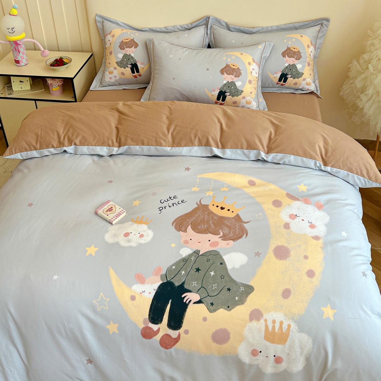 91家纺网 家纺一手货源 找家纺 朵希曼 2026新款全棉生态磨毛数码印花系列四件套 小王子-灰