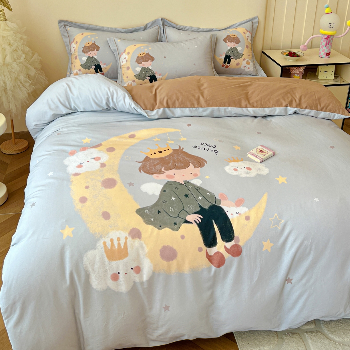 91家纺网 家纺一手货源 找家纺 朵希曼 2026新款全棉生态磨毛数码印花系列四件套 小王子-灰