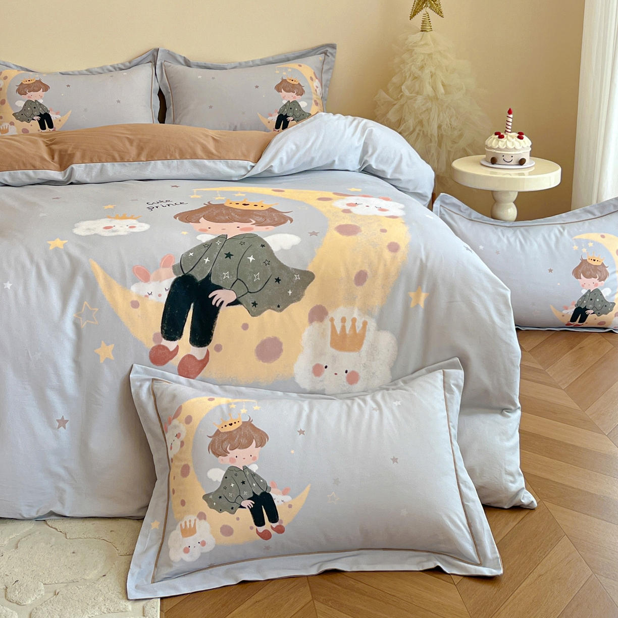 91家纺网 家纺一手货源 找家纺 朵希曼 2026新款全棉生态磨毛数码印花系列四件套 小王子-灰