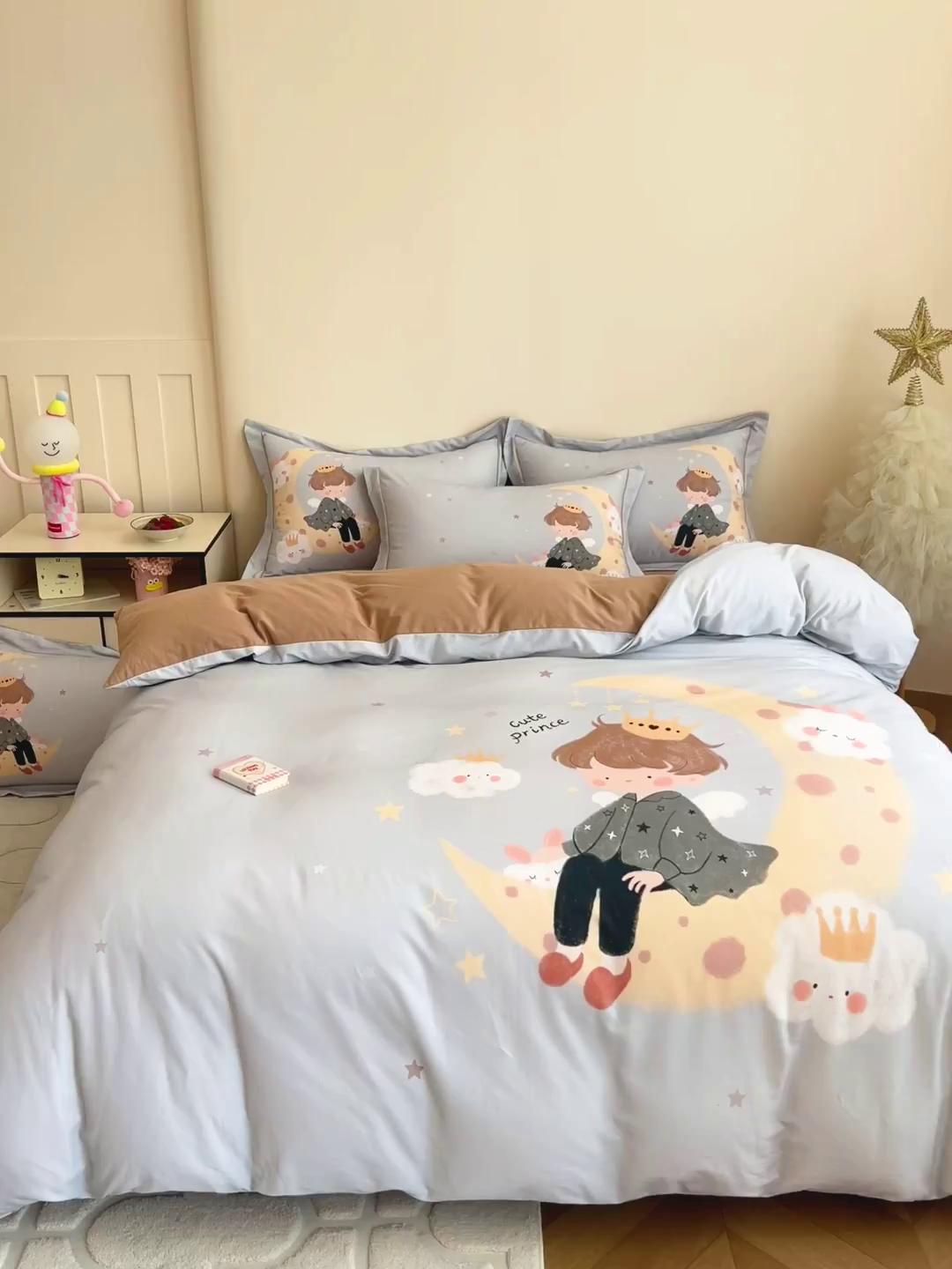 91家纺网 家纺一手货源 找家纺 朵希曼 2026新款全棉生态磨毛数码印花系列四件套 小王子-灰