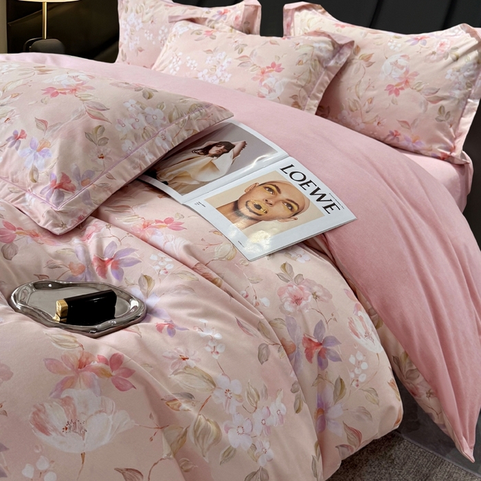 91家纺网 家纺一手货源 找家纺 朵希曼 2026新款全棉云感生态磨毛数码印花系列四件套 科莫花园-粉