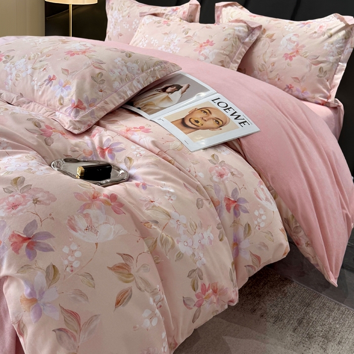 91家纺网 家纺一手货源 找家纺 朵希曼 2026新款全棉云感生态磨毛数码印花系列四件套 科莫花园-粉