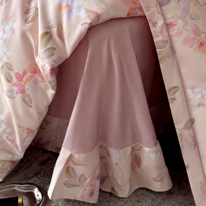 91家纺网 家纺一手货源 找家纺 朵希曼 2026新款全棉云感生态磨毛数码印花系列四件套 科莫花园-粉