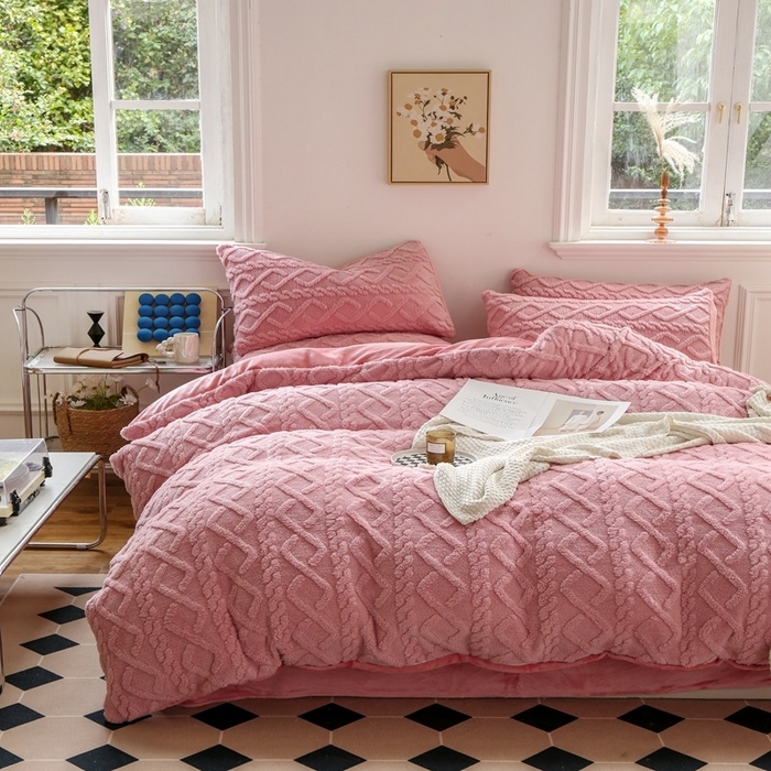 91家纺网 家纺一手货源 找家纺 啊雅家居 2026新款阳离子提花牛奶绒三件套四件套 暖提粉