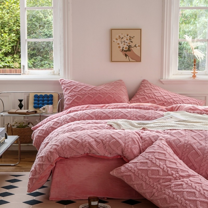 91家纺网 家纺一手货源 找家纺 啊雅家居 2026新款阳离子提花牛奶绒三件套四件套 暖提粉