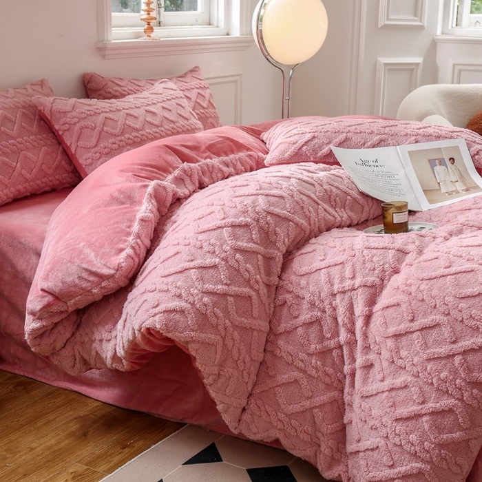 91家纺网 家纺一手货源 找家纺 啊雅家居 2026新款阳离子提花牛奶绒三件套四件套 暖提粉