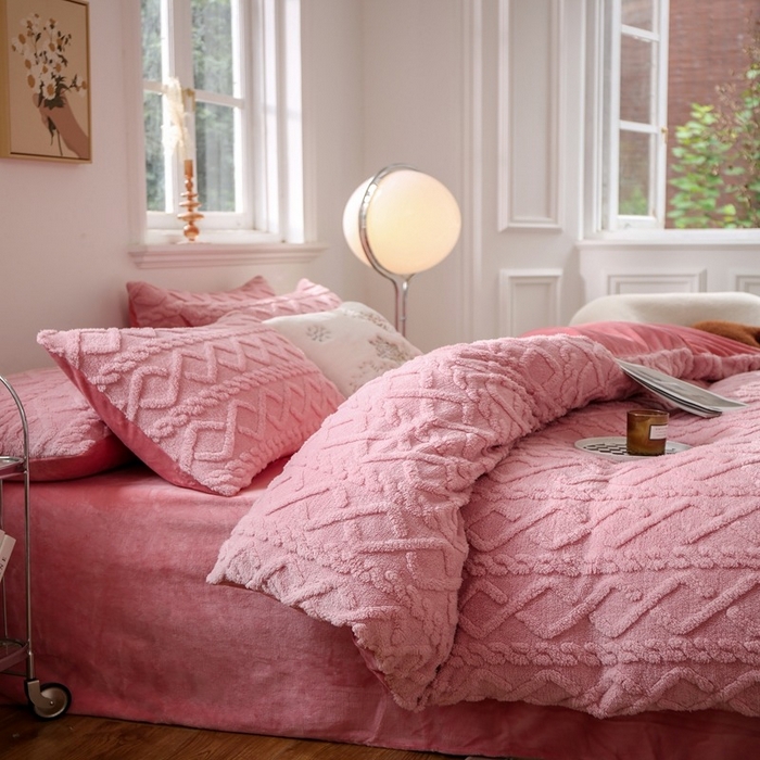 91家纺网 家纺一手货源 找家纺 啊雅家居 2026新款阳离子提花牛奶绒三件套四件套 暖提粉