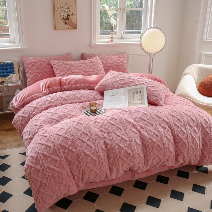 91家纺网 家纺一手货源 找家纺 啊雅家居 2026新款阳离子提花牛奶绒三件套四件套 暖提粉